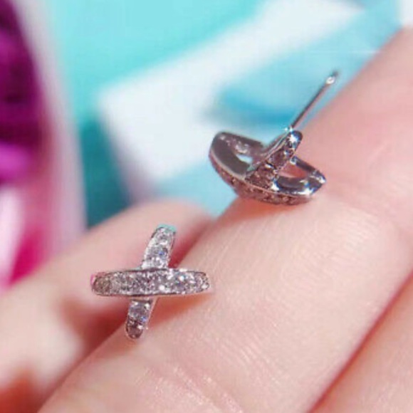 New Sterling silver Unique Stud Earrings - Picture 4 of 5